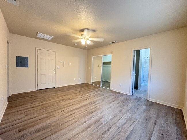 Building Photo - Cute Studio in Downtown Lodi Unit 8