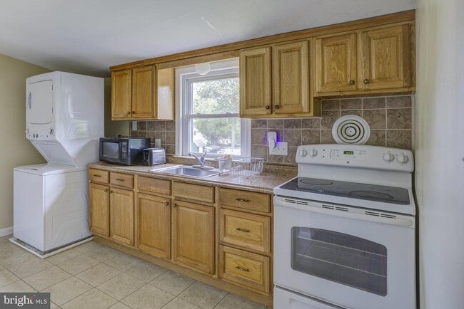 Photo - 107 E 6th St