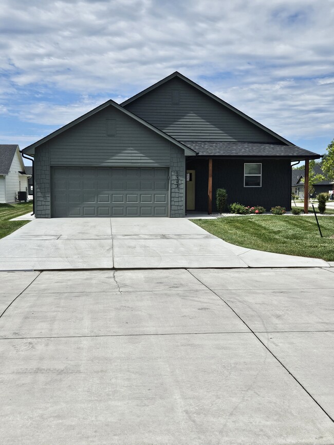 Building Photo - 1812 E Village Estates Dr