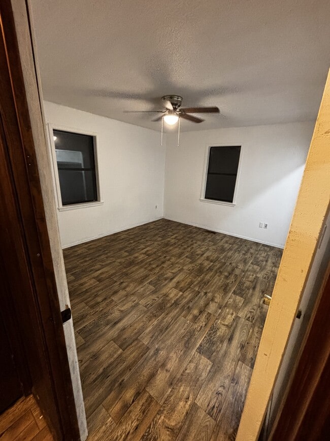 Photo - 707 Louise St