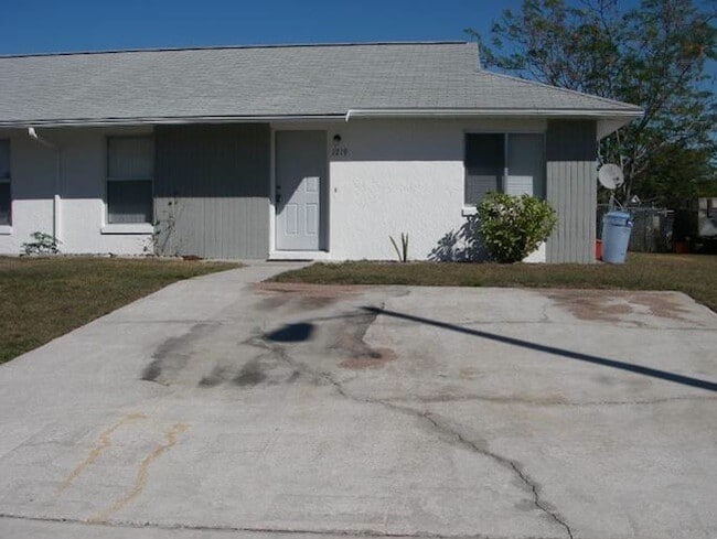 Building Photo - MOVE IN NOW! Orlando- off Dean Rd-2BR/2BA Duplex with fenced in yard. Lawn care included!!Has was...