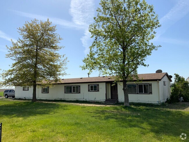 Building Photo - Country Living! 3 bed 2 bath Home for Rent...