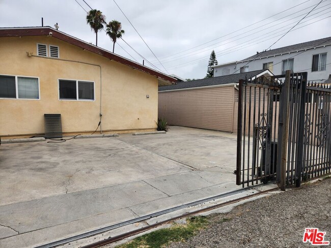 Building Photo - 609 N Hobart Blvd Rental