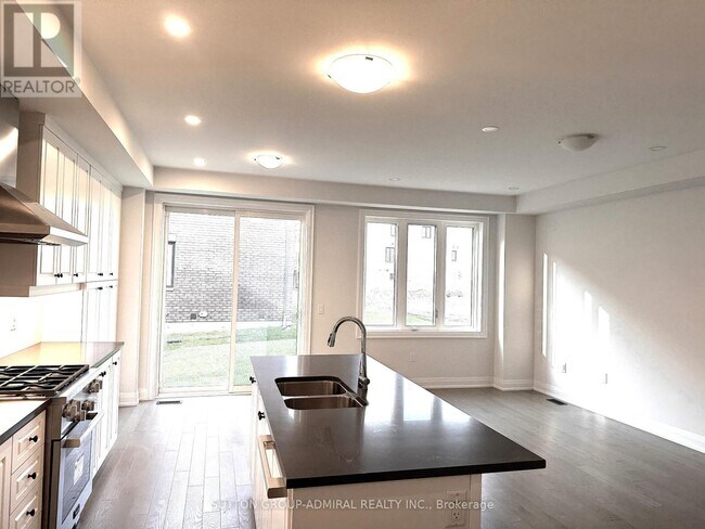 Photo - 16 Donnacona Dr