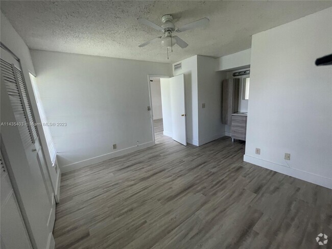 Building Photo - 918 Twin Lakes Dr Unit 8-M Rental