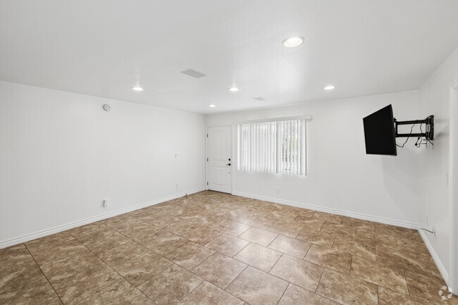 2BR, 2BA - 934SF - Living Room