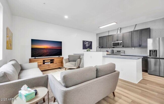 Building Photo - 838 S Farmer Ave