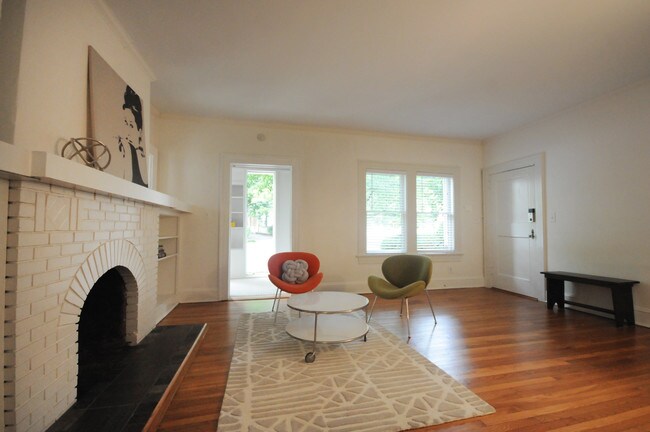 ***AVAILABLE JUNE 1*** - 861 Durant Pl NE Unit 1