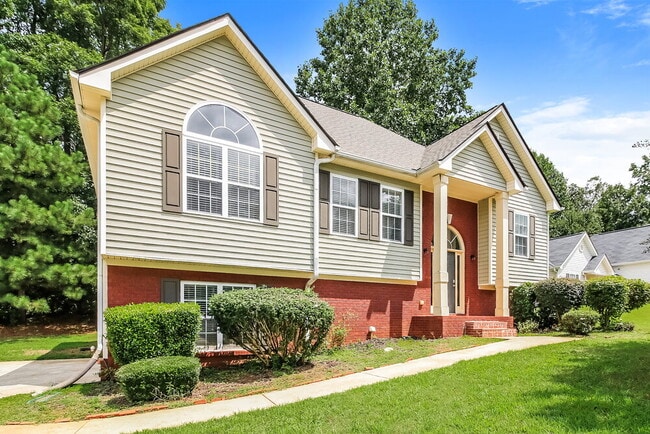Photo - 215 Trelawney Pl