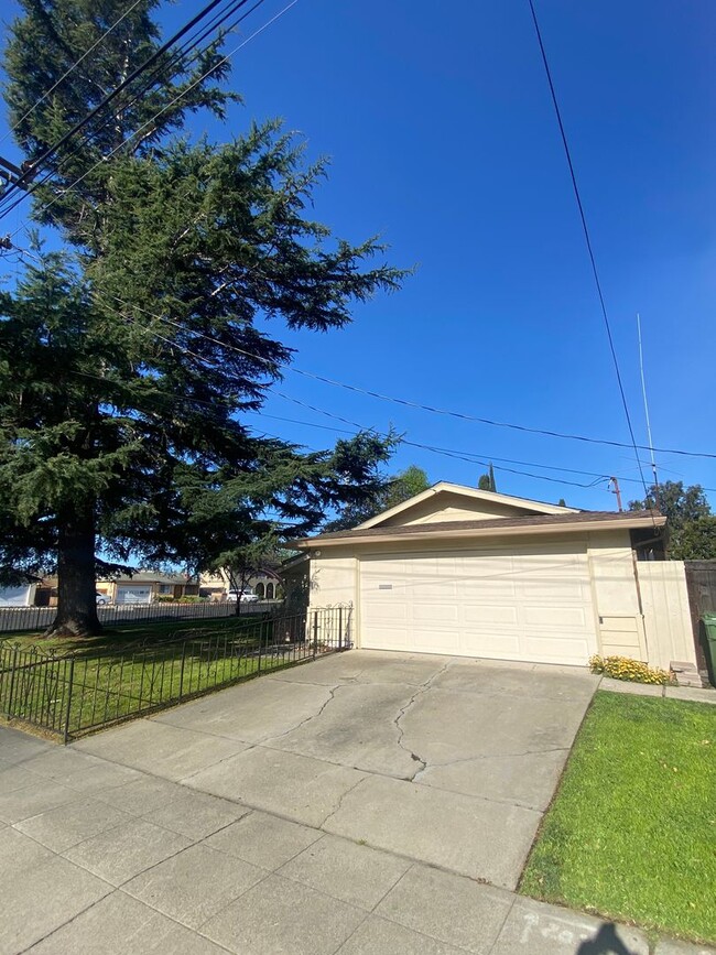 $3,290 / 3 BR - 1200 SF - FRESHLY REMODELE... - $3,290 / 3 BR - 1200 SF - FRESHLY REMODELE... House