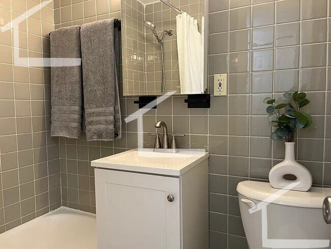 Photo - 2 Commonwealth Ct