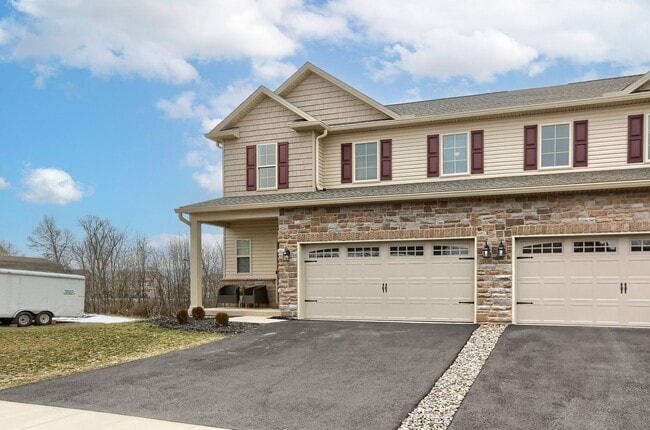 Building Photo - 4 Bedroom Home