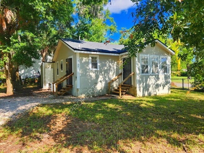 Building Photo - Charming 2 Bedroom Home With Sunroom And Storage