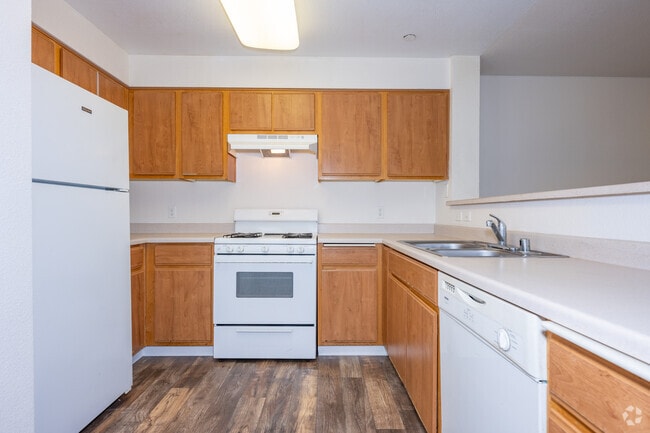 2BR, 1BA - 918SF - Kitchen - Avian Glen Apartments