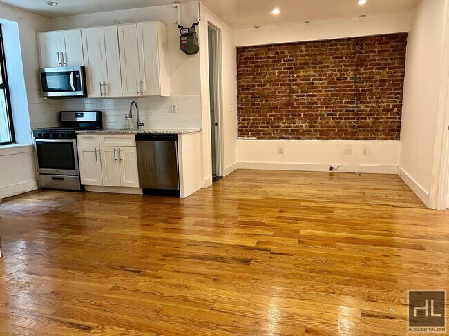Photo - 2BR 1BA Pre-War Stunner On Riverside Drive... Unidad 2E