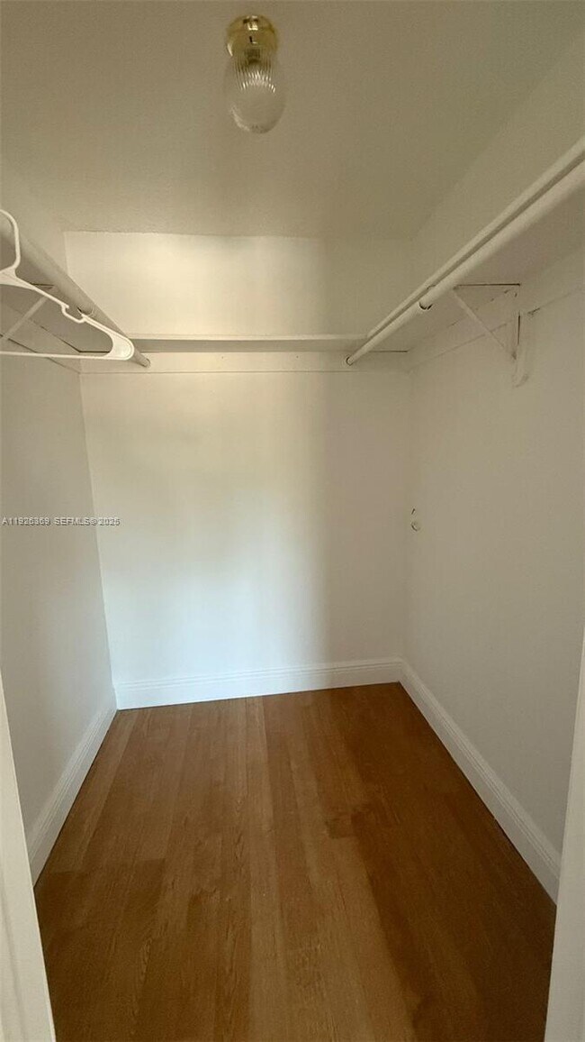 Photo - 1540 Meridian Ave Unidad 4J