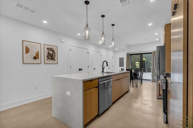 Photo - 7536 Churchill St