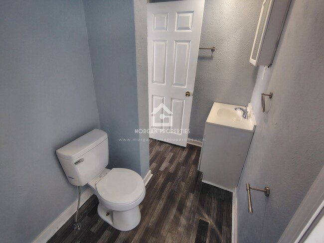 Photo - 1001 W 1st St