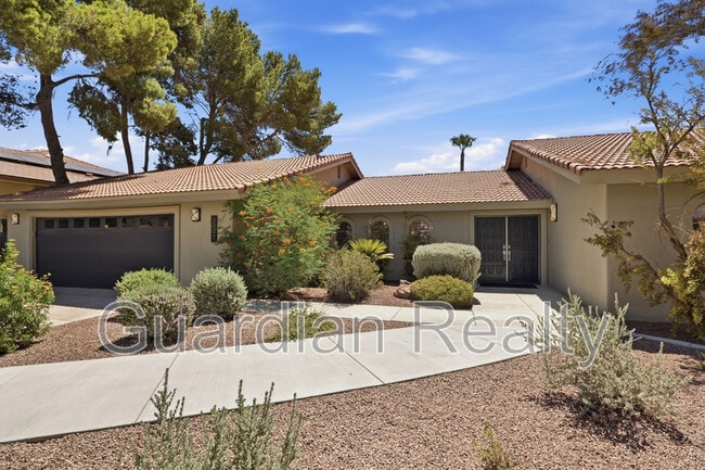 Building Photo - 3007 La Mesa Dr