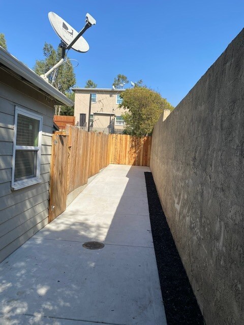 Walkway to Unit in the Back - 2823 Hermosa Ave Unidad 2823A
