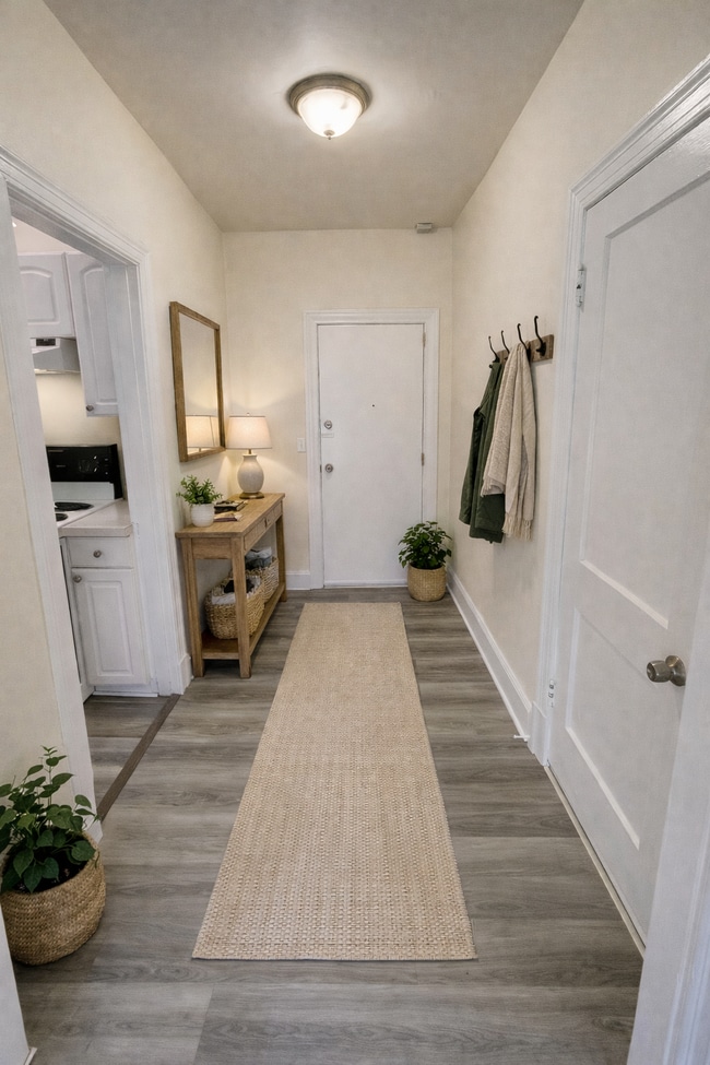 Staged Foyer - 7347 Wisconsin Ave Unidad 303