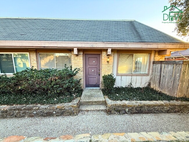 Building Photo - 3 Bed / 2 Bath Townhome - Fenced Yard, Community Pool
