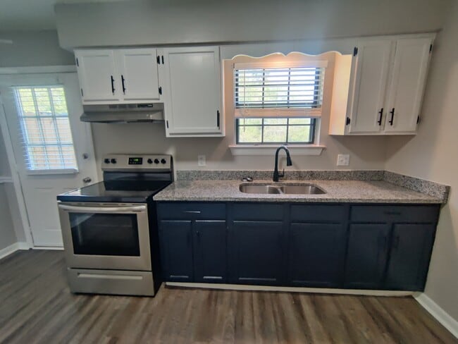 Building Photo - 706 Roberta Dr