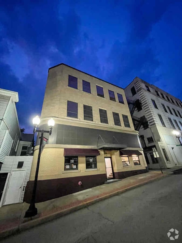 Building Photo - 17 W 2nd St Rental