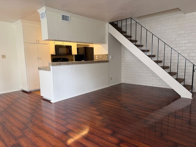 Photo - 2 story updated townhouse In Rosemont 2/1