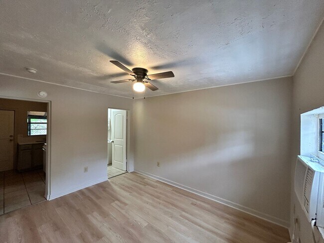 Photo - 517 E 5th St