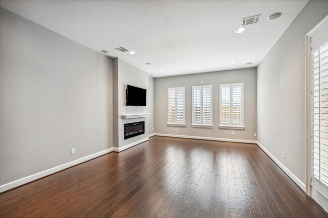 Photo - 5118 Larkin St