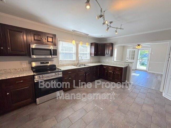 Photo - 1024 E 10th St