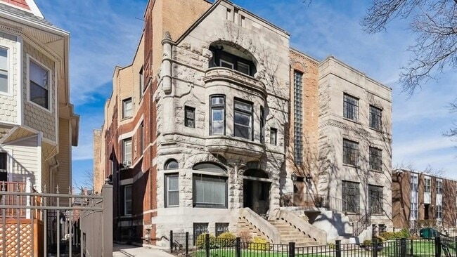 Building Photo - 5136 S Blackstone Ave Unit 1F