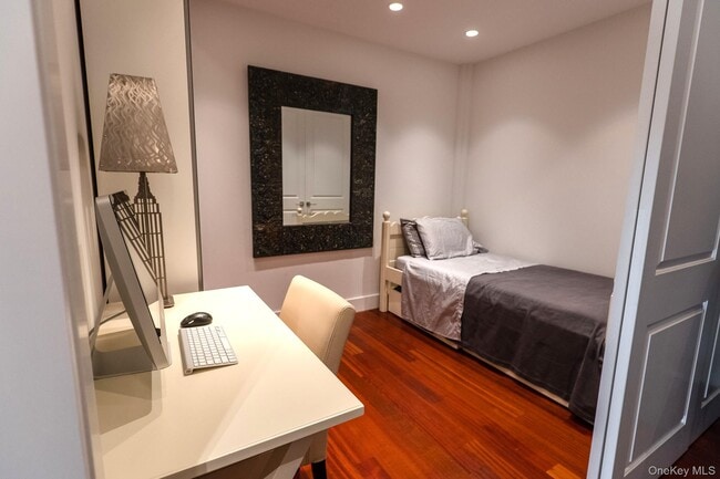 Photo - 1 Landmark Sq Unit 103