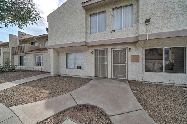Building Photo - 3840 N 43rd Ave Unit Apartment 2