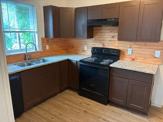 Photo - 3905 Stuart St