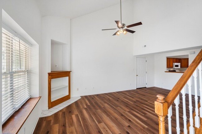 Photo - 1725-1727 Louise Cir.