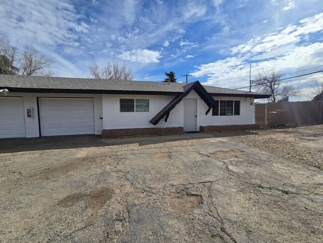 Building Photo - 16109 Spruce St Unit #B