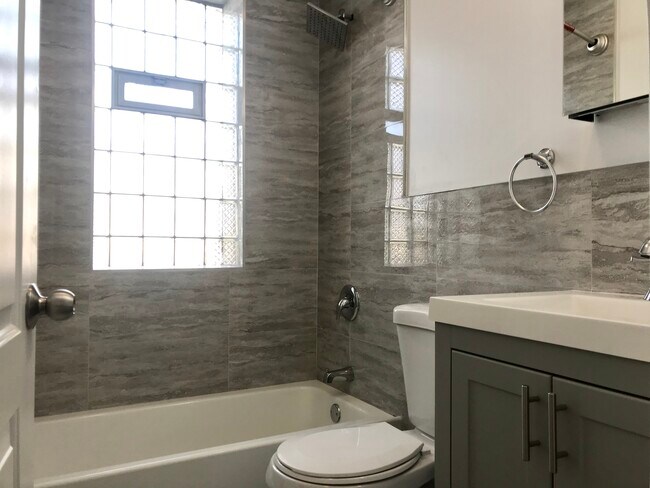 Photo - 3110 N Milwaukee Ave Unidad 1H