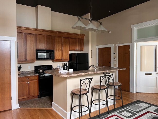 Photo - 124 N Neil St