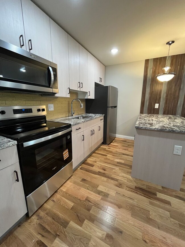 Building Photo - 6122 Walnut St Unit 2F Rental