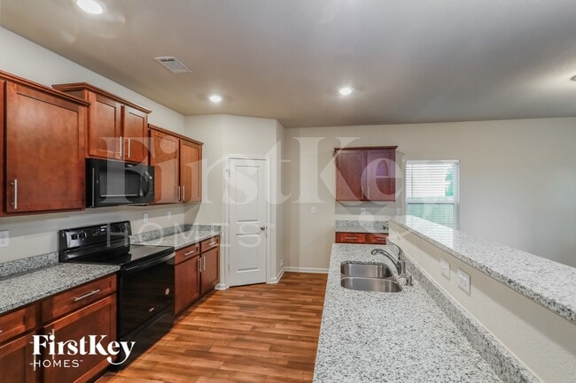 Photo - 323 Darling Ln