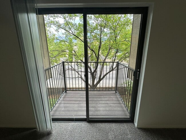 1-bedroom Balcony*