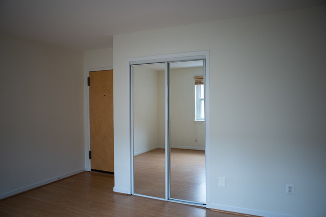 Living Room - 1627 MASSACHUSETTS AVE SE Apartment