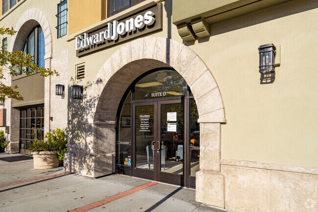 Retail Edward Jones Entrada - 1001 Laurel St