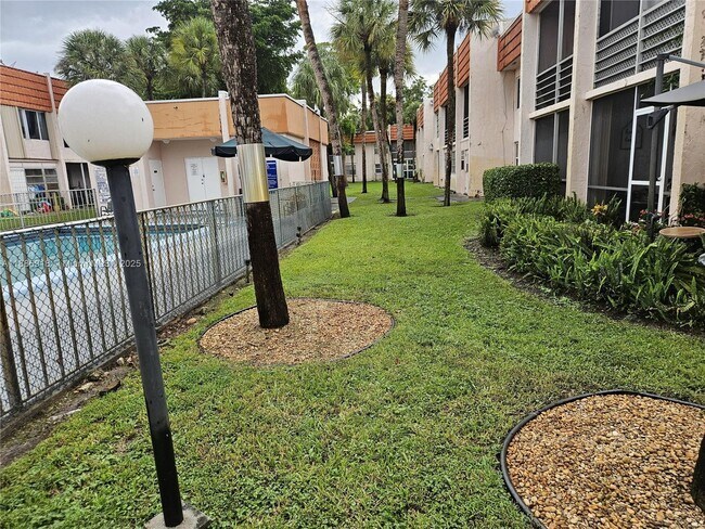 Photo - 7610 Stirling Rd Unidad 102C