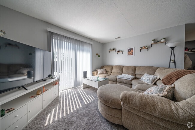 1BR, 1BA - 725SF - Living Room