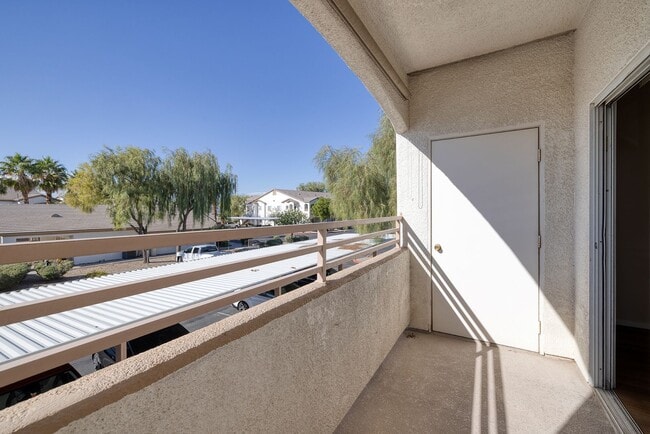 Building Photo - Gated 2 Bedroom 2 Bath Condo on the Second...