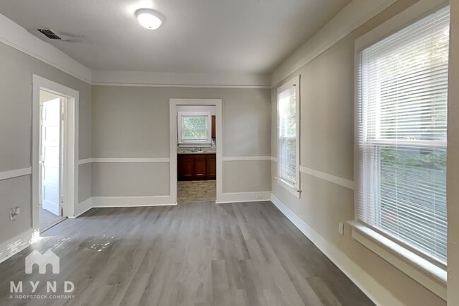Photo - 2963 Spencer St