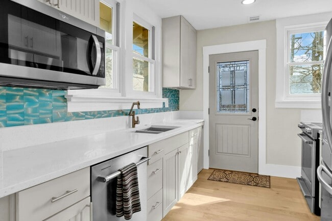 Photo - 2738 Pine St